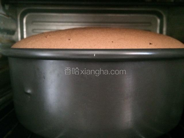 烤箱预热，上下火150度，烤箱底层70分钟左右，到时间了可用牙签扎入蛋糕，不粘就是好了，反之则还得继续烘烤，烤好的蛋糕轻压表面有弹性不塌陷，我的烤箱是小熊牌的25的