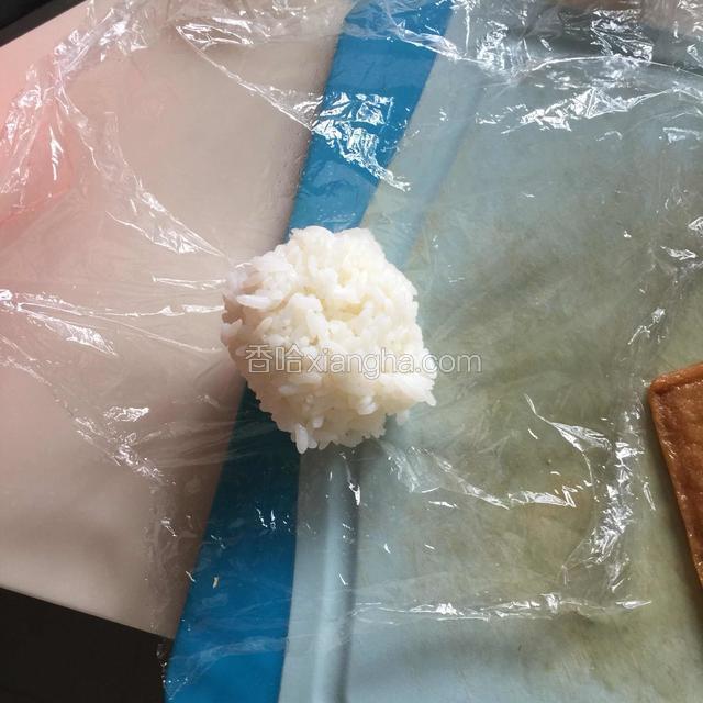 用保鲜膜包适量米饭团一圆球，整形防粘