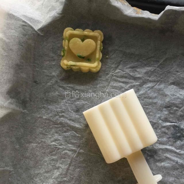 用模具压出花形，放在烤盘里，（没有模具就团个圆球按扁）