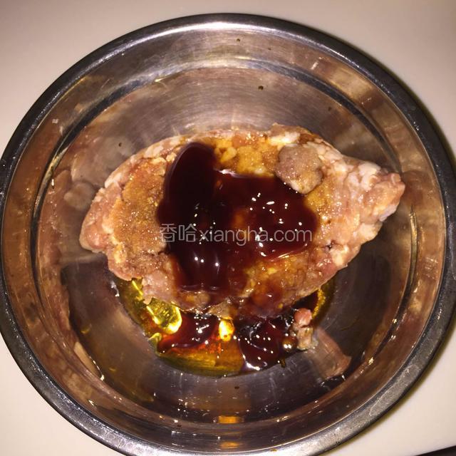 肉馅放入所有调料混合拌匀，顺一个方向搅拌均匀