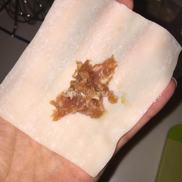 取一馄炖皮，放入适量肉馅