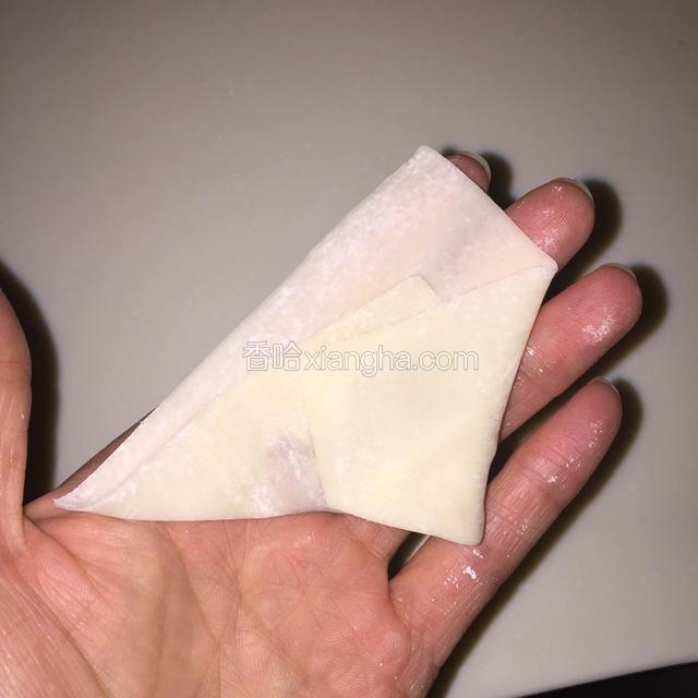 然后再折上右边的角，如图
