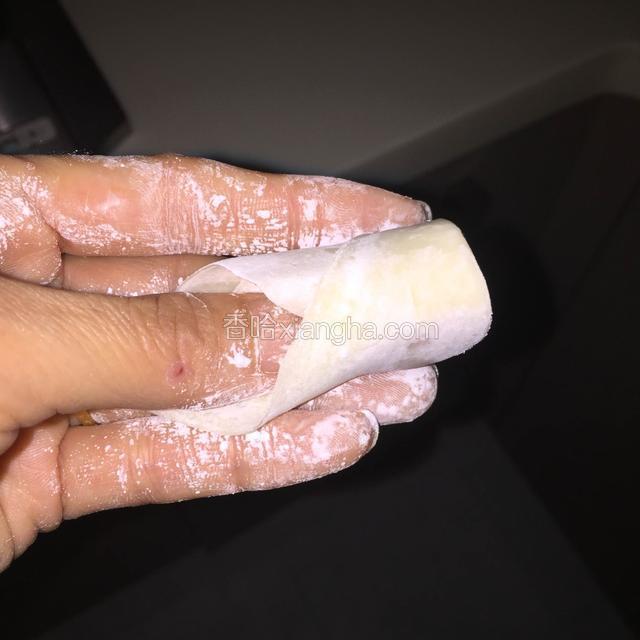 拇指向后退出，如图