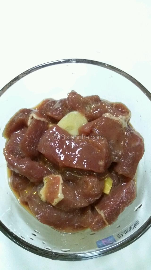 牛里脊肉切成柳，加少量盐、黑胡椒、姜片、蒜片、鸡蛋、小粉顺时针搅拌腌制40分钟入味。