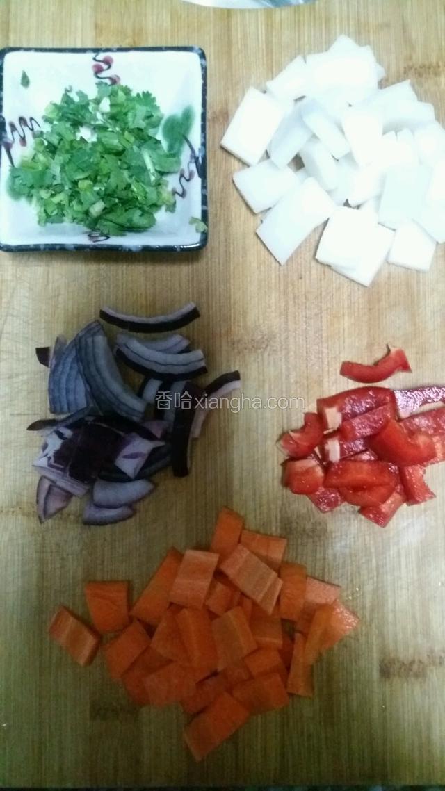 把配料切小块备用