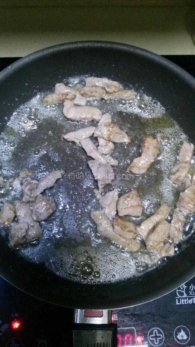 锅里放入适量食用油，油温八成热放入提前腌制好的牛柳爆炒，炒至水分干。