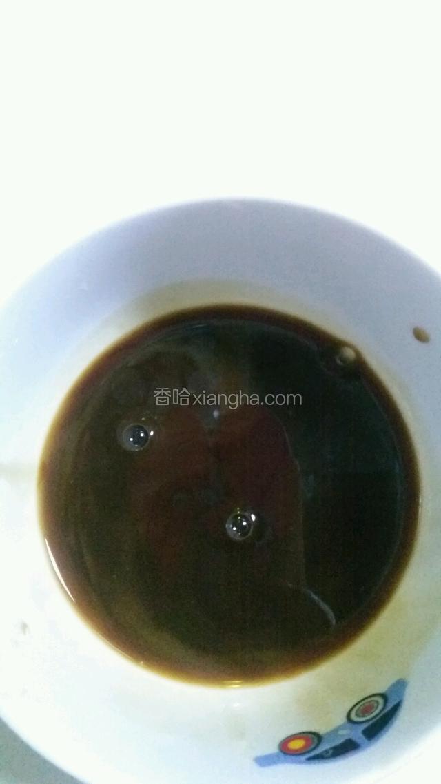 取一茶匙蚝油，适量酱油和小粉加入少许水调成汁。