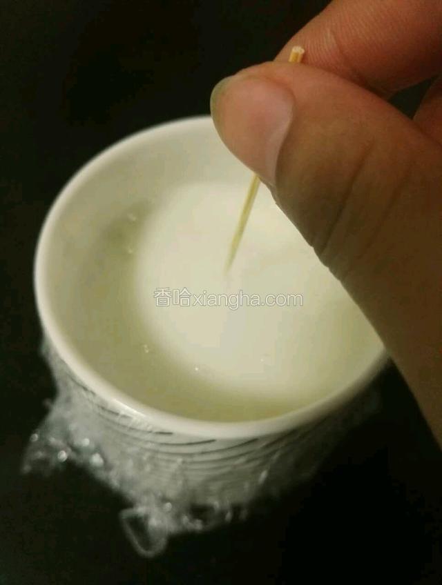 用保鲜膜密封，再用牙签戳几个小洞，防止锅内水蒸气过密而引起爆发。