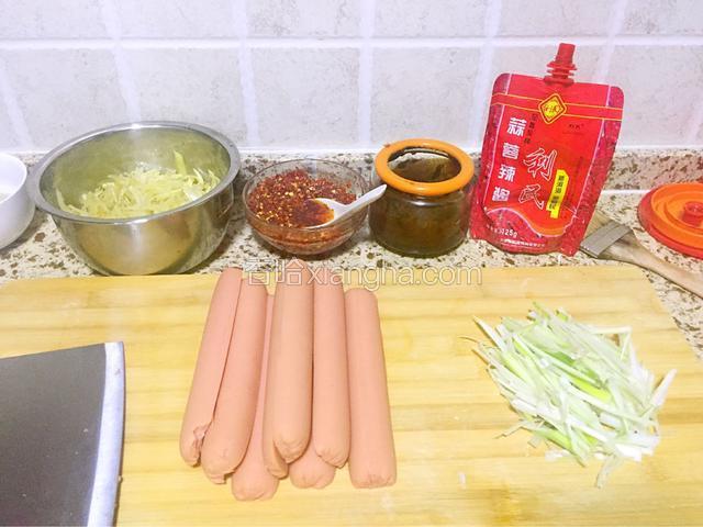如图把材料准备好。