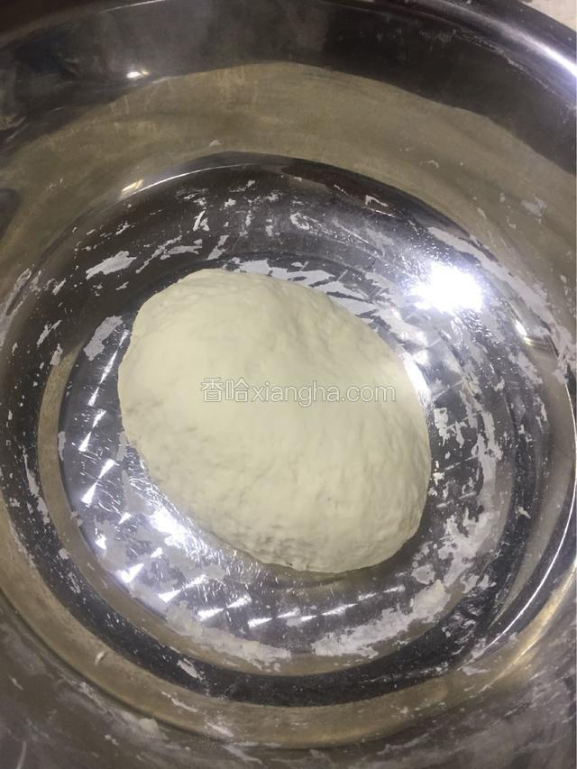 饼：将60g面粉加30g温水，盐，和成面团，醒十五分钟。