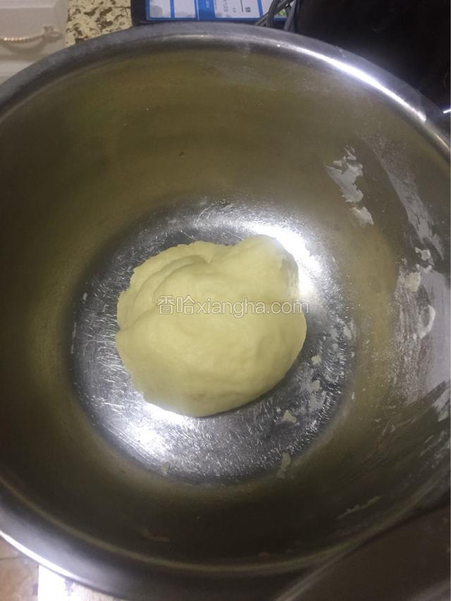 酥皮：将20g面粉加10g肉汤和成面团。