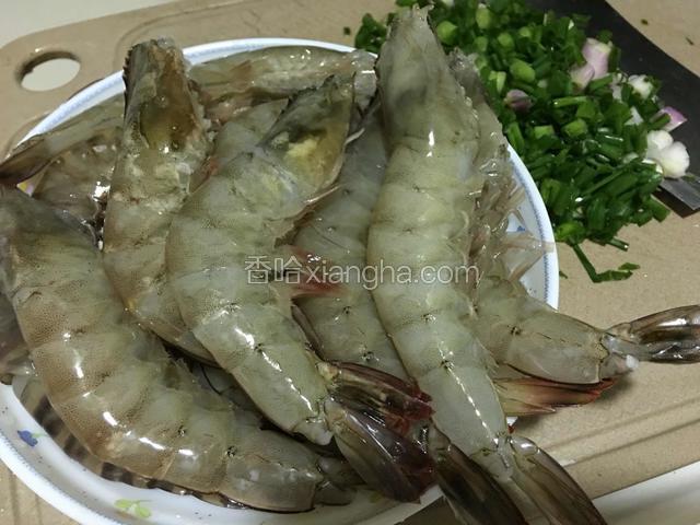 虎虾、白虾洗干净，去虾线、虾眼和虾须