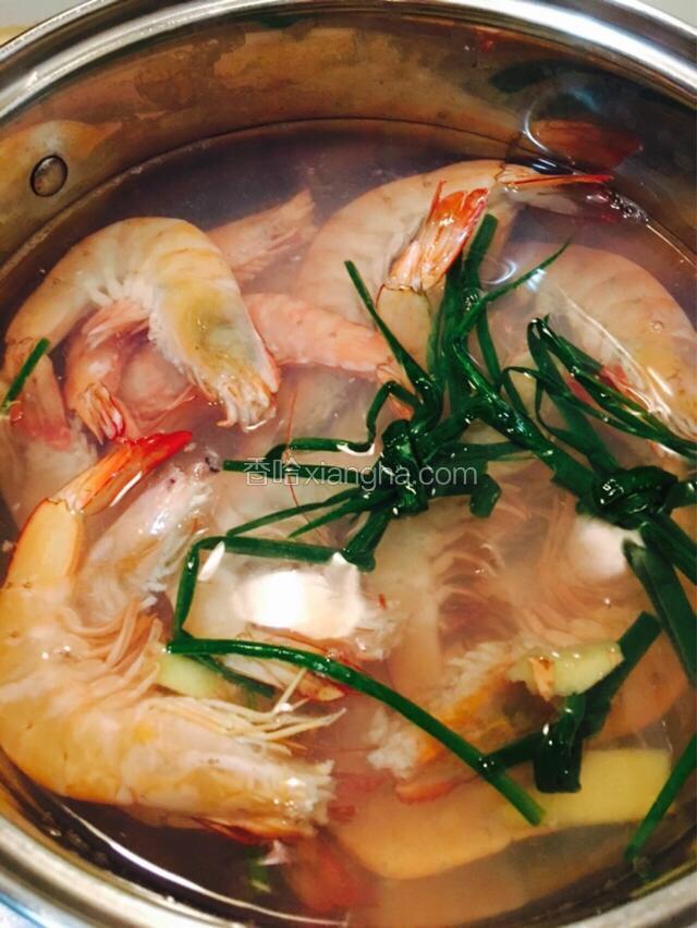 把虾放入锅中，煮3分半捞起，不要煮太久，虾肉老了不好吃。