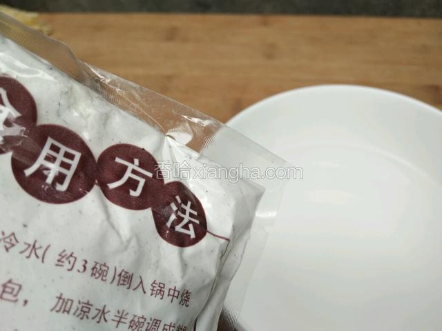 取一袋胡椒汤粉，倒入碗中加半碗水泡上