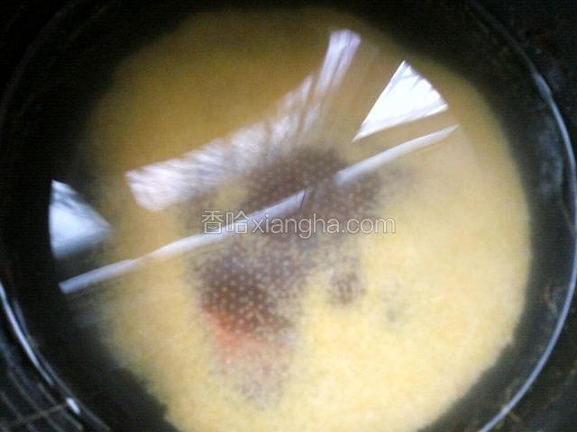 再放入洗净的小米，插上电源