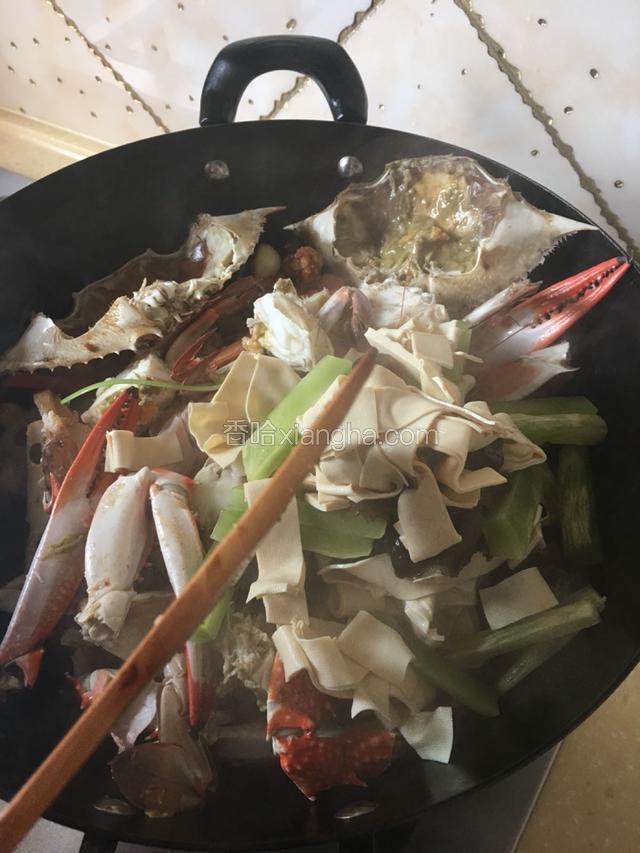 放入青笋，豆皮，搅拌均匀。
