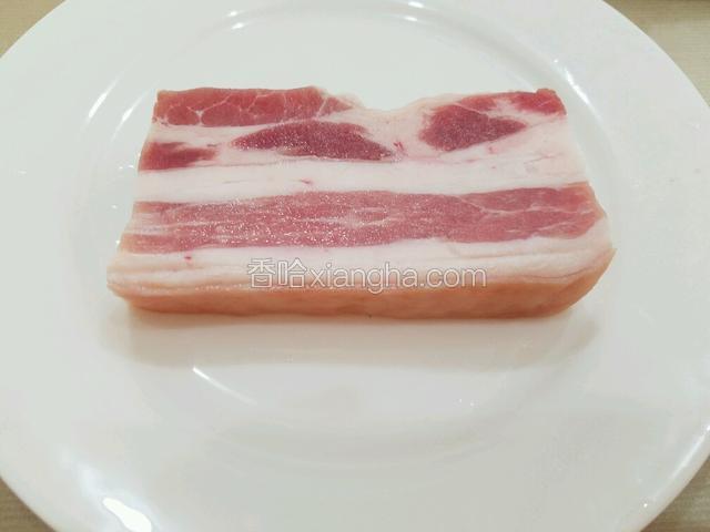 将五花肉洗干净备用。