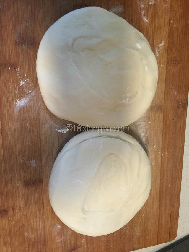 揉好的面团切成2块，压成饼状！