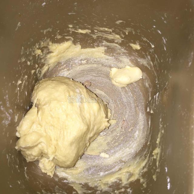 和面15分钟后放入软化的黄油，继续进行和面程序，揉至扩展阶段就可以