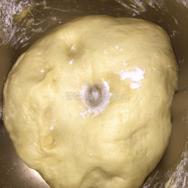 发酵好的面团手指蘸面粉戳洞，不塌陷即可
