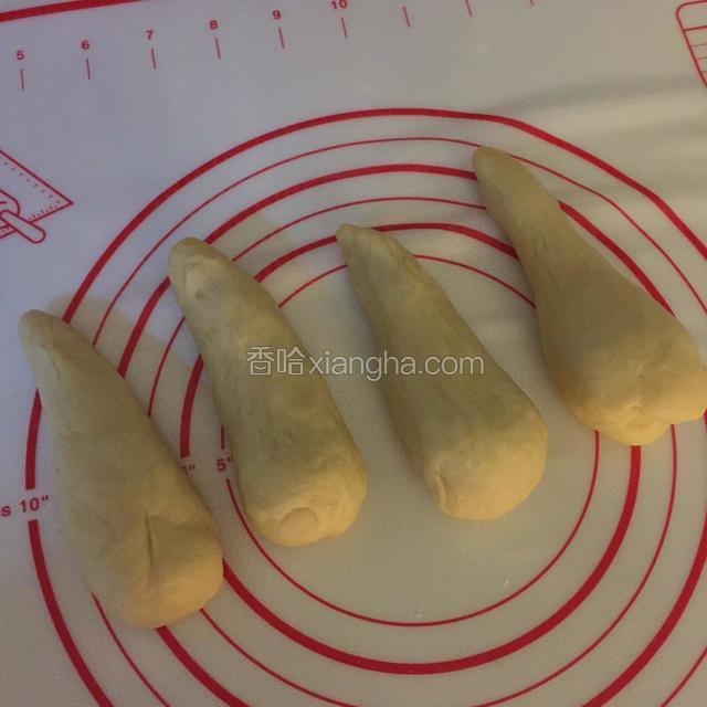 搓成如图形状，盖保鲜膜松弛15分钟