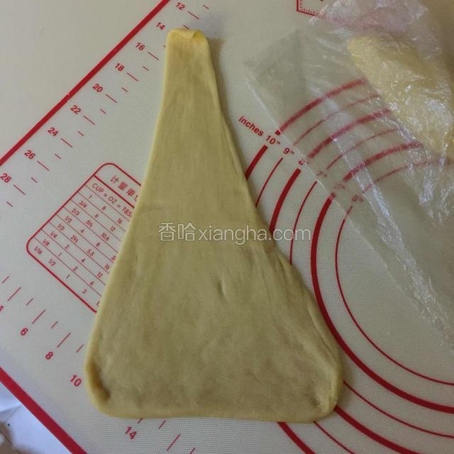 取一个擀成如图形状，大概长35，底部宽20