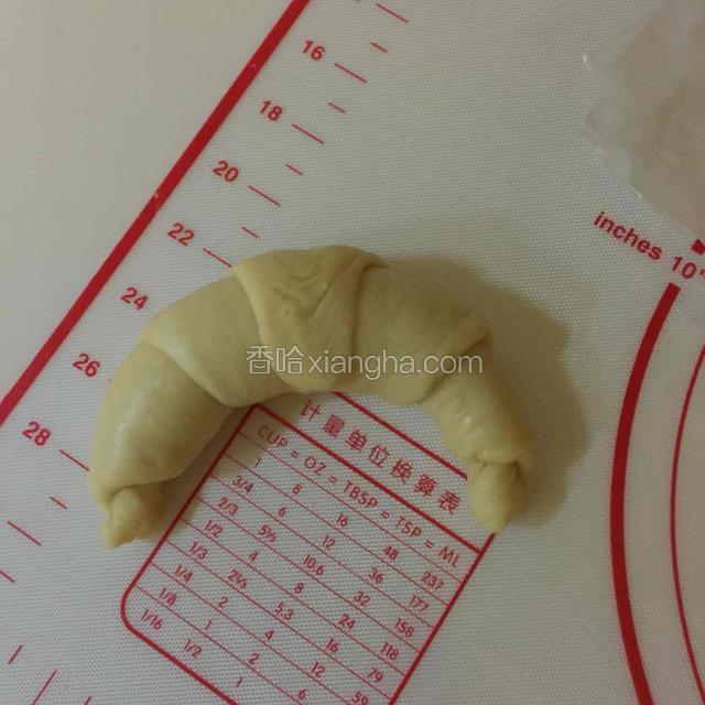 从宽的一边卷起来，卷的时候用手往两边拽着，一边拽着一边卷