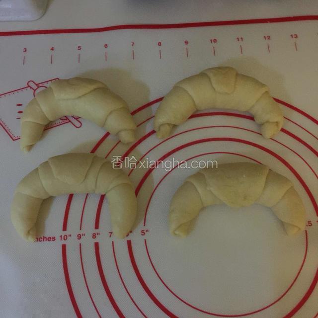 全部卷好后，进行第二次发酵，发酵至原来的1.5倍