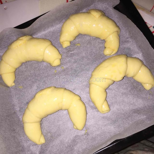 发酵好后表面刷蛋液，放入预热好的烤箱中层，170度上下火烤18分钟