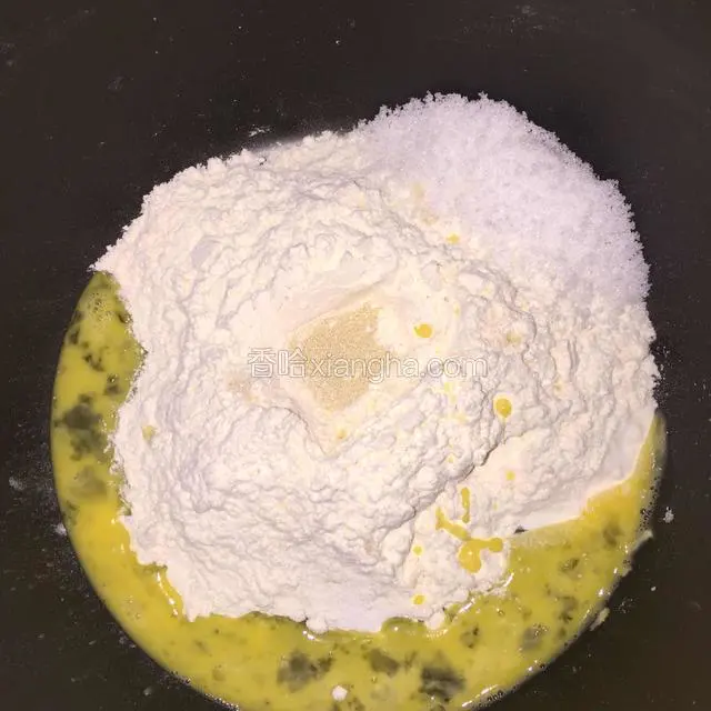 面粉放入大盆中，面粉中间挖窝放入酵母，在面粉左边放入盐，在面粉右边放入糖，放入鸡蛋液和牛奶混合揉面，牛奶预留一点，看面团的干湿程度适量加入，不放黄油，黄油室温软化