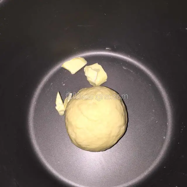 揉15分钟后放入软化的黄油，继续揉面，揉至扩展阶段