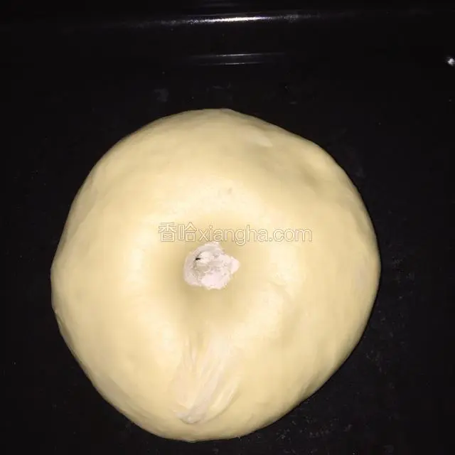 揉成面团后，进行发酵至两倍大，用手指蘸面粉戳洞，不塌陷