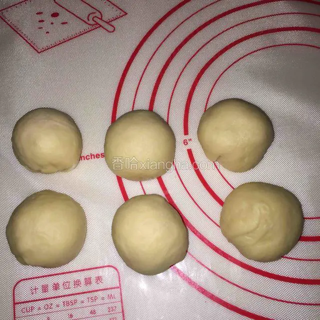 用手轻揉排气后，分成均等的6个小面团，盖保鲜膜松弛10分钟