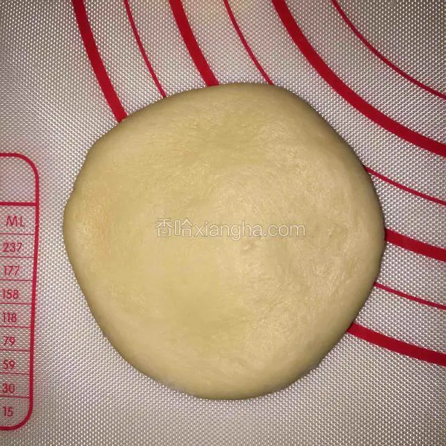 取一小面团轻轻擀成圆形面片，不要擀太大