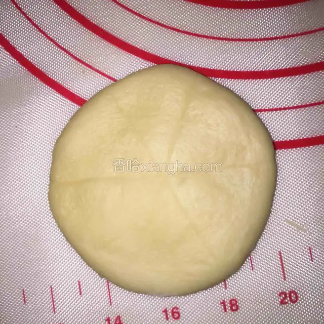 用刮刀压出3条印子，平均分成6等份