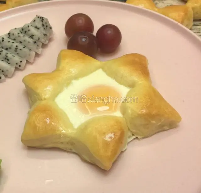 我是早上烤的面包圈，当家人的早餐，所以每个面包圈里我放入了一个鸡蛋，一起烤好的。如果不是现烤现吃，哪就烤好面包圈以后，吃的时候把面包圈横切开（像切汉堡面包一样），煎一个太阳蛋夹在中间，再盖上另一半，搭配上喜欢的酱料和饮料，美味的早餐就好啦
