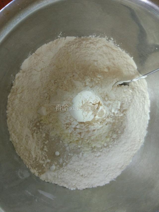 把面粉放在一个盆子里，放适量的奶粉，盐，酵母！