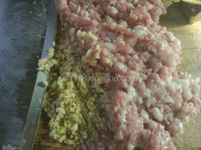 发酵期间，可以准备下馅料！猪肉，大蒜，姜都剁碎！