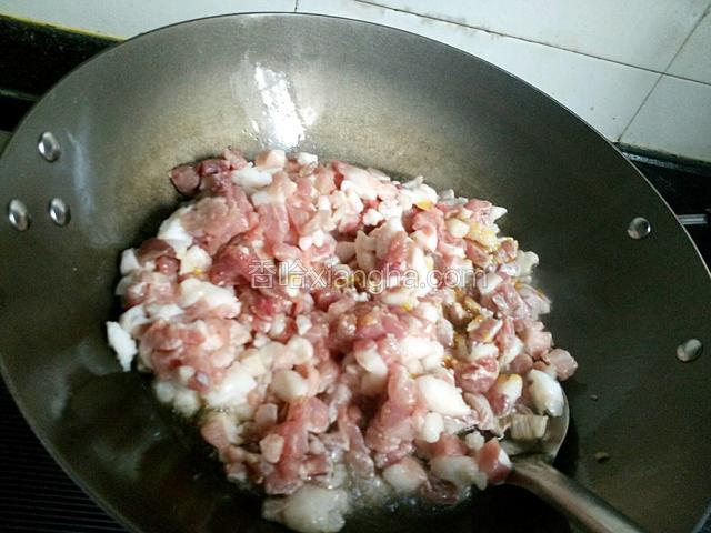 倒入肉丁翻炒