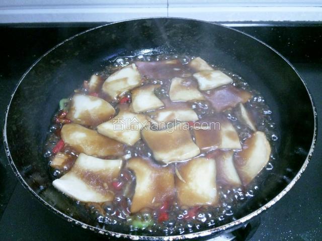 加入煎好的杏鲍菇和备好的酱汁（酱汁用面条鲜，生粉，鸡精，蚝油，白糖加热水一次调够）收汁，起锅装盘