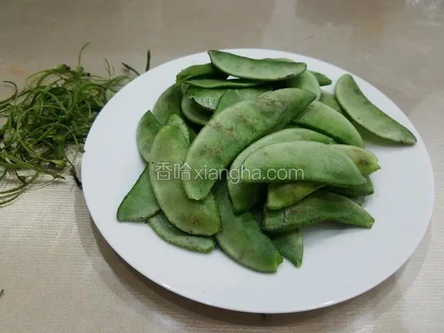 将扁豆的两头和豆筋去掉。