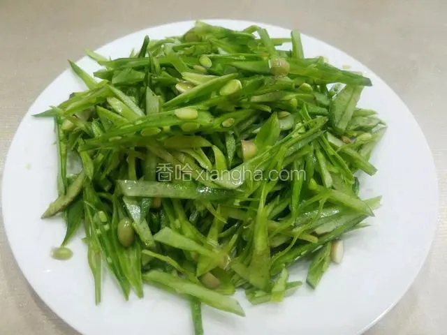 将扁豆斜切成丝。