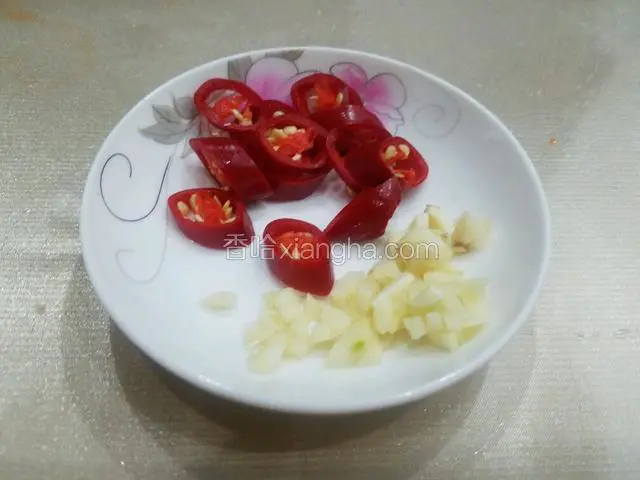 将红椒切成圈，大蒜切成末备用。