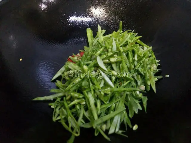 放入扁豆丝翻炒。