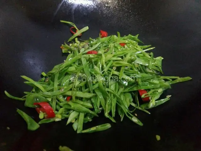 将扁豆丝炒变色，且炒软。