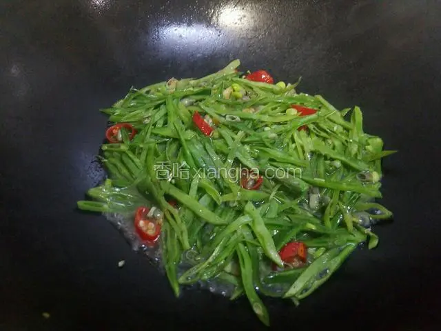 锅中添少许水，将扁豆稍微煮一下，以防扁豆没炒熟。