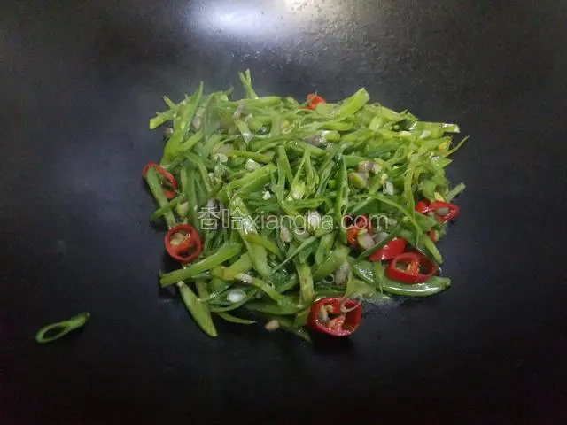 水煮干后放入盐，将盐翻炒均匀将可。