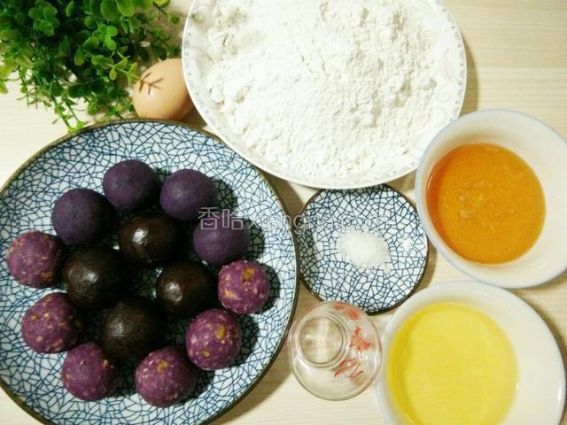 准备所有食材，低筋面粉，转化糖浆，玉米油，盐，枧水，鸡蛋，做好的紫薯馅，紫薯核桃馅和豆沙馅，每个馅是30克