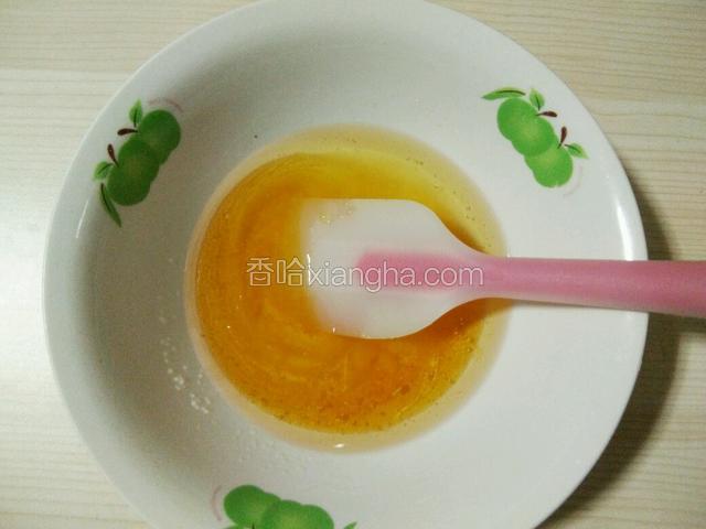 将枧水，转化糖浆，玉米油，盐放一个大碗里，拌匀