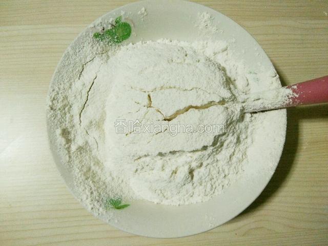 倒入过筛后的低筋面粉继续搅拌